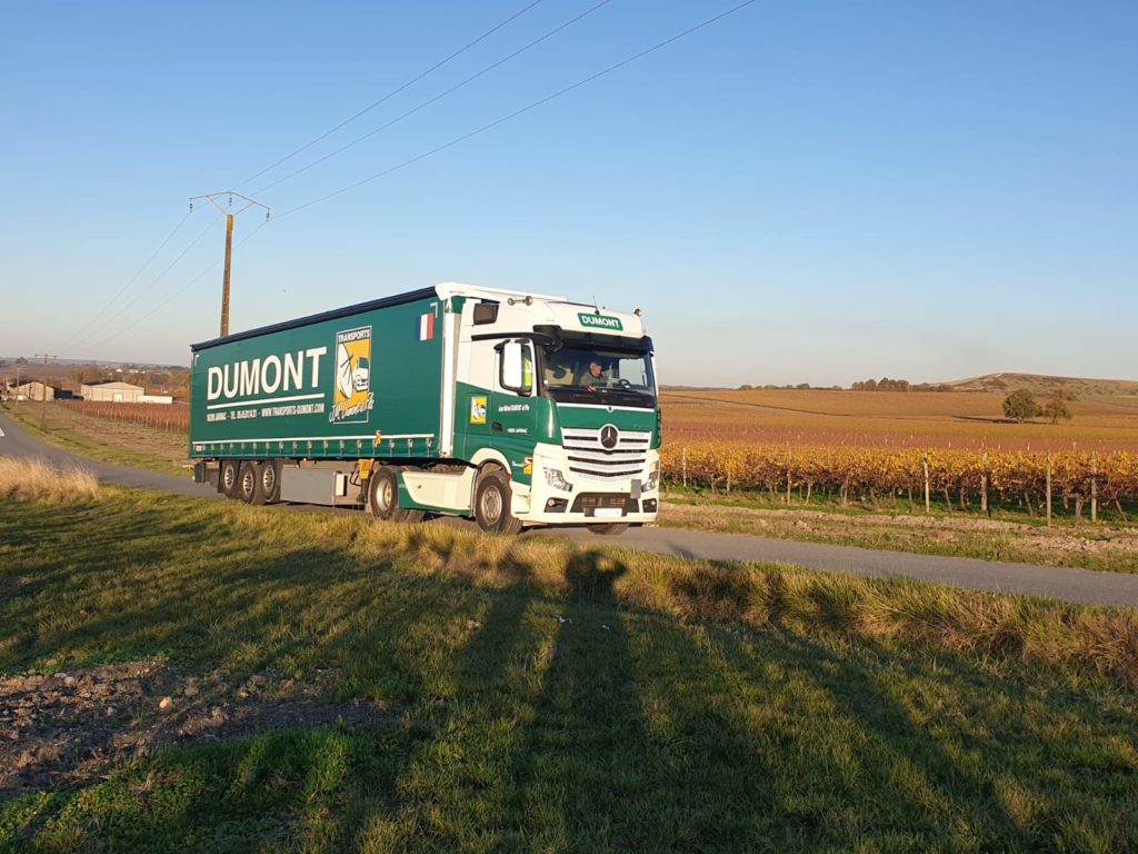 Camion Transport Dumont Jarnac dans les vignes de Charente